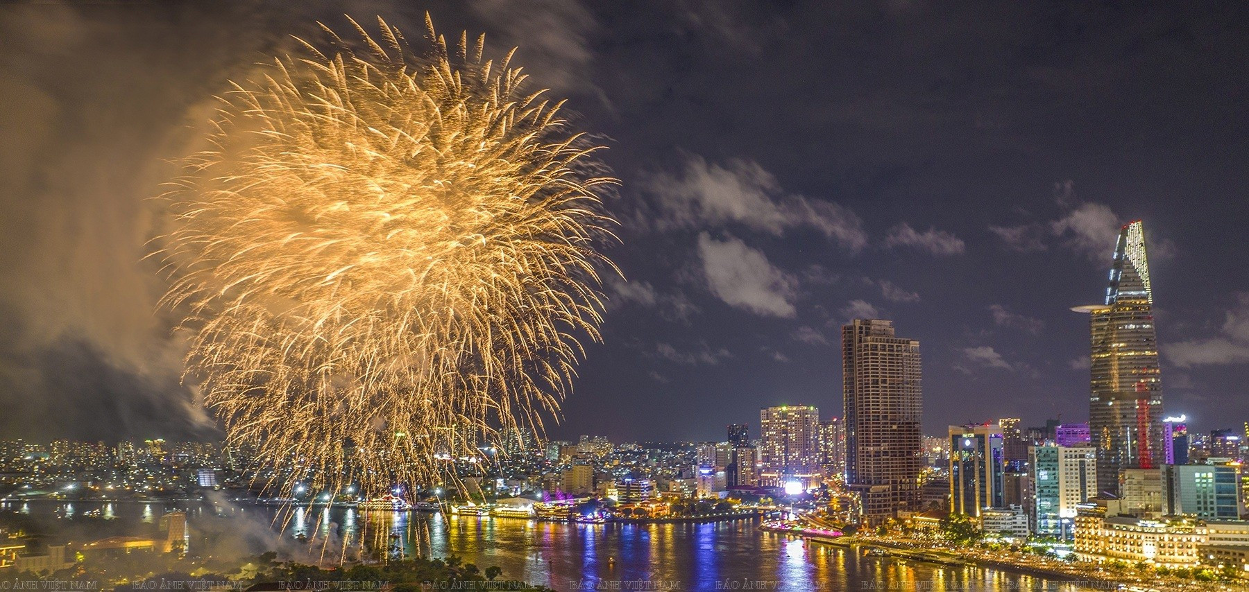 Des feux d'artifice illuminent un coin de la rivière Saïgon. Photo d'illustration : baoanhvietnam.
