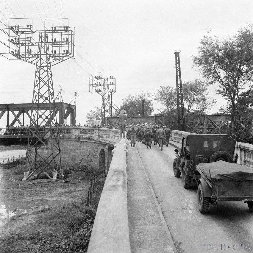 Les derniers soldats français traversèrent le pont Long Bien en direction de Hai Phong dans l’après-midi du 9 octobre 1954. Photo d’archives/VNA. image-3.jpg