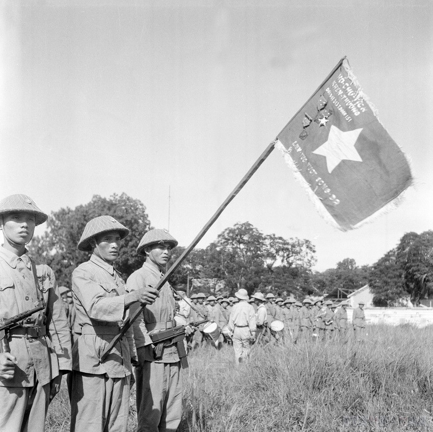 Une unité du Régiment de la capitale, arborant le drapeau « Quyet chien, quyet thang » offert par le Président Ho Chi Minh, participa à la première cérémonie du lever des couleurs, organisée à 15 heures sur l’esplanade du Mât du Drapeau (aujourd’hui Doan Mon – Cité impériale de Thang Long), le 10 octobre 1954. Photo d’archives/VNA. image-17.jpg