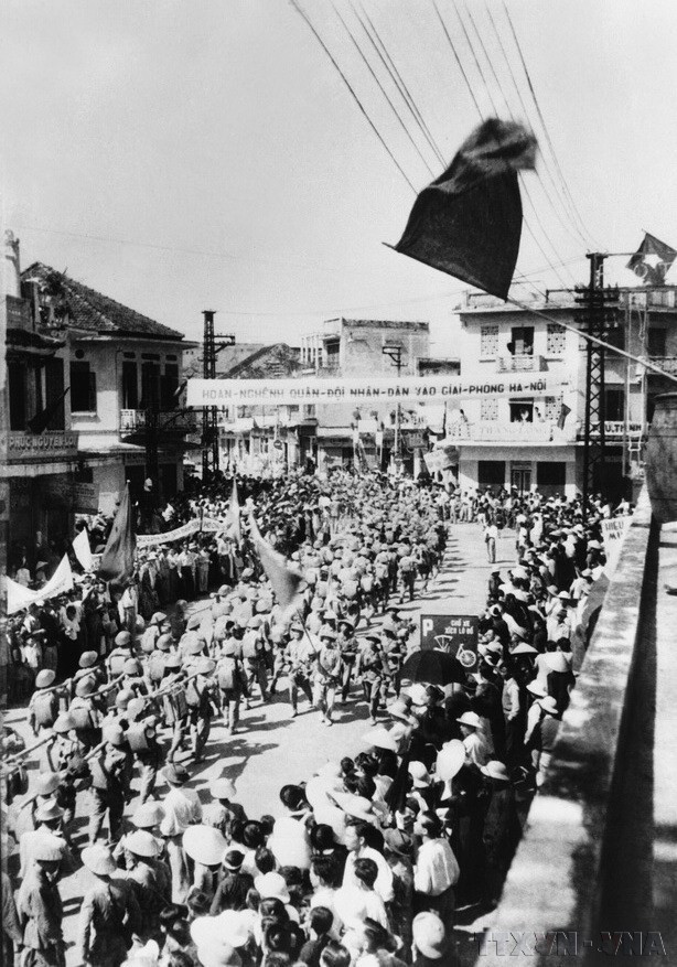 Nos unités d’infanterie traversèrent la rue Hang Gai pour reprendre le contrôle de la capitale, le matin du 10 octobre 1954. Photo d’archives/VNA. image-12.jpg