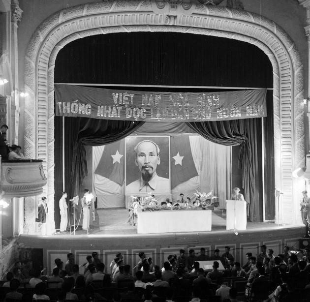 Le général Vuong Thua Vu, président du Comité militaire et administratif, prononça le discours d’ouverture lors de la présentation officielle du Comité au peuple de la capitale, à l’Opéra de de Hanoï (octobre 1954). Photo d’archives/VNA. image-21.jpg