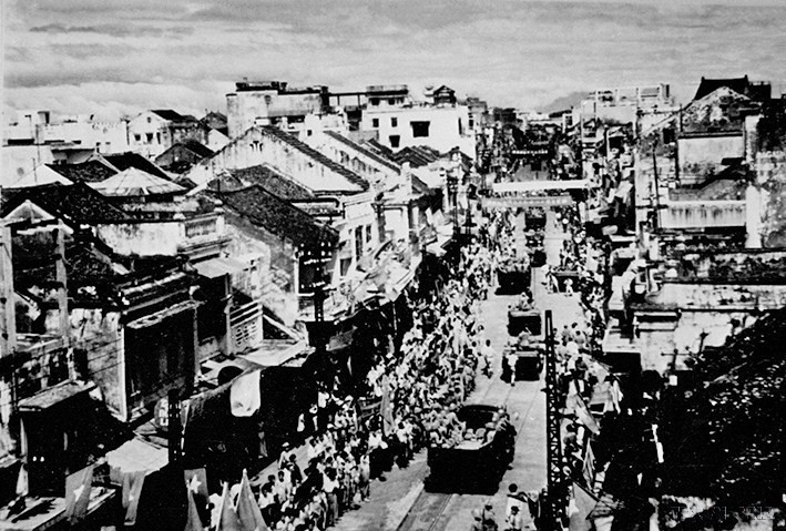 Les habitants accueillirent avec enthousiasme les unités mécanisées de l’Armée populaire du Vietnam entrant dans la capitale libérée, le matin du 10 octobre 1954. Photo d’archives/VNA. image-6.jpg