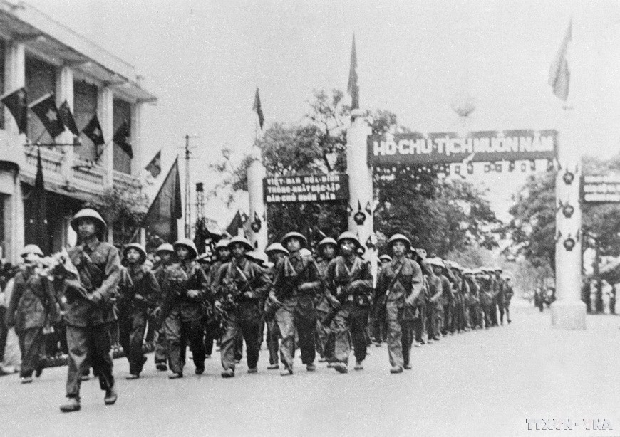 Sous les regards impatients de la population, les unités de la Division 308, Armée des Pionniers, entrèrent à Hanoï par les portes principales, le matin du 10 octobre 1954. Photo d’archives/VNA. image-13.jpg