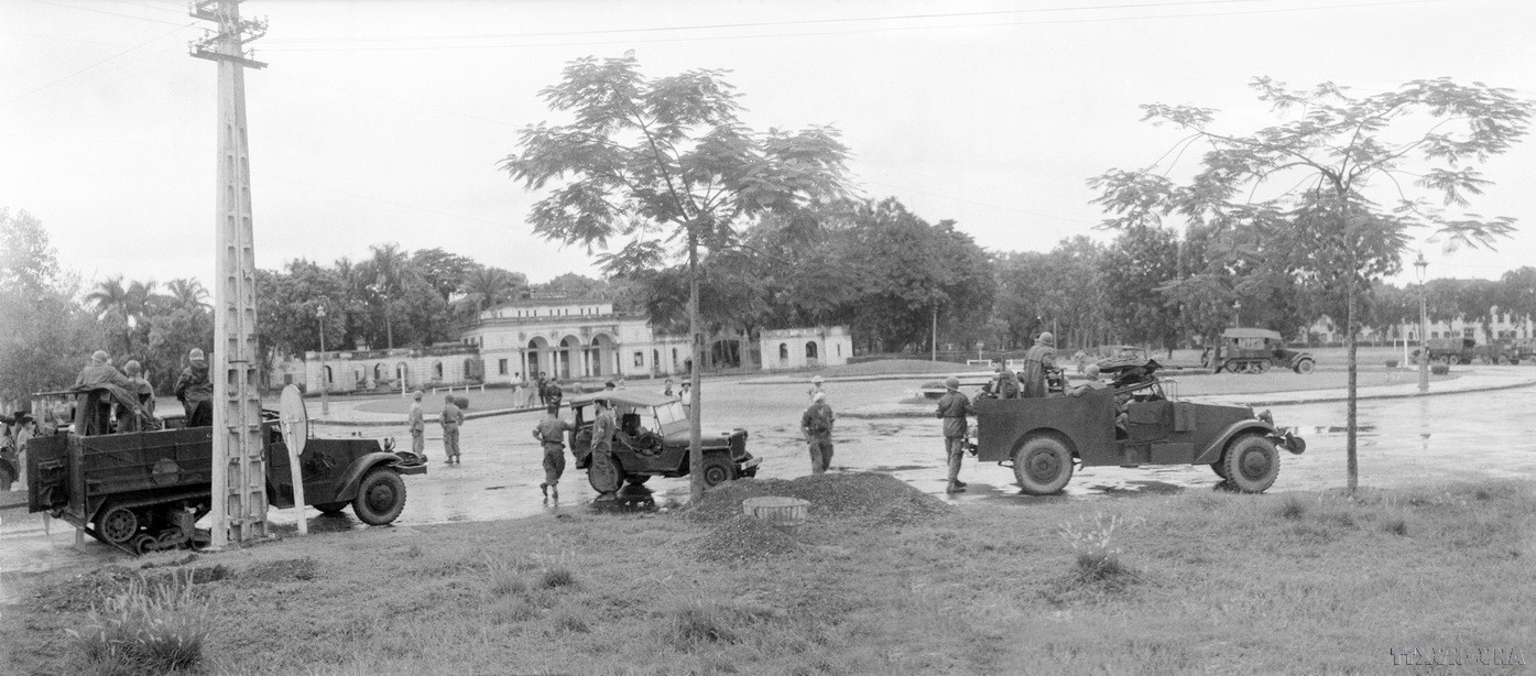 Le matin du 9 octobre 1954, les troupes françaises rassemblèrent leurs véhicules blindés devant le jardin Ba Dinh pour se retirer de Hanoi. Photo d’archives/VNA. image.jpg