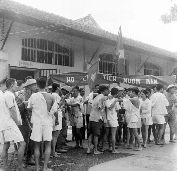 La joie des révolutionnaires emprisonnés à Hoa Lo lorsqu’ils retrouvèrent les soldats venus reprendre la prison, le 9 octobre 1954. Photo d’archives/VNA. image-10.jpg
