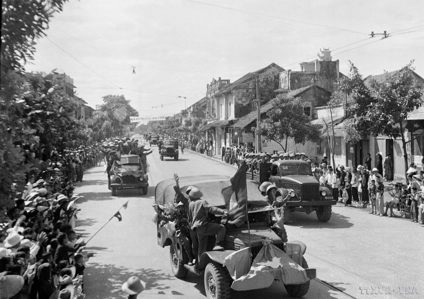 À 6 heures du matin, le Régiment de la capitale entra par la porte Sud depuis O Cau Giay. Photo d’archives/VNA. image-4.jpg