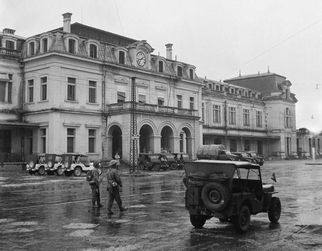 Le matin du 9 octobre 1954, les forces de l’Armée populaire du Vietnam entrèrent à Hanoï par plusieurs routes depuis la périphérie et reprirent successivement la gare Hang Co, l’ancien Palais du Gouverneur général, le quartier Don Thuy, la zone du lac Hoan Kiem et le siège du Gouvernement du Nord. Sur la photo : des soldats vietnamiens reprenant la gare Hang Co, le 9 octobre 1954. Photo d’archives/VNA. image-9.jpg