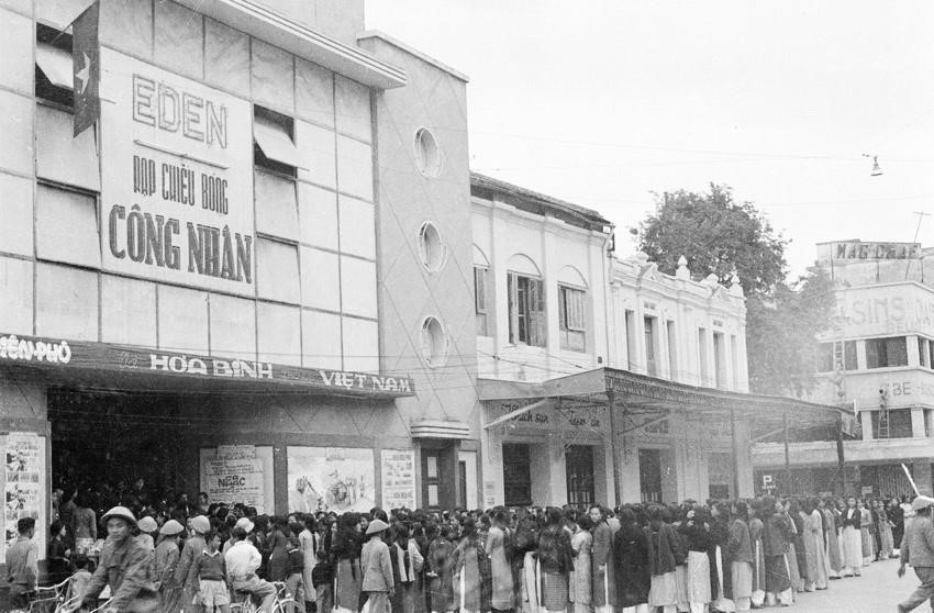 Les cinémas se remplirent à nouveau. Toutes les activités de la capitale reprirent rapidement leur cours normal après la libération. Hanoï ouvrait une nouvelle page de son histoire. Photo d’archives/VNA. image-24.jpg