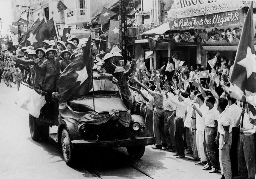 Les unités de la Division 308 firent leur entrée dans la capitale libérée, sous un océan de drapeaux et de fleurs, acclamées par 200 000 habitants de Hanoï. Photo d’archives/VNA. image-14.jpg