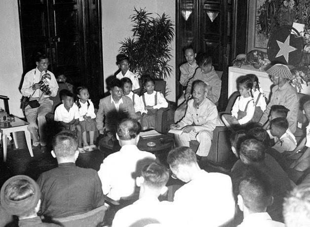 Le Président Hô Chi Minh reçut les délégués du peuple de Hanoï, le 16 octobre 1954. Photo d’archives/VNA. image-22.jpg