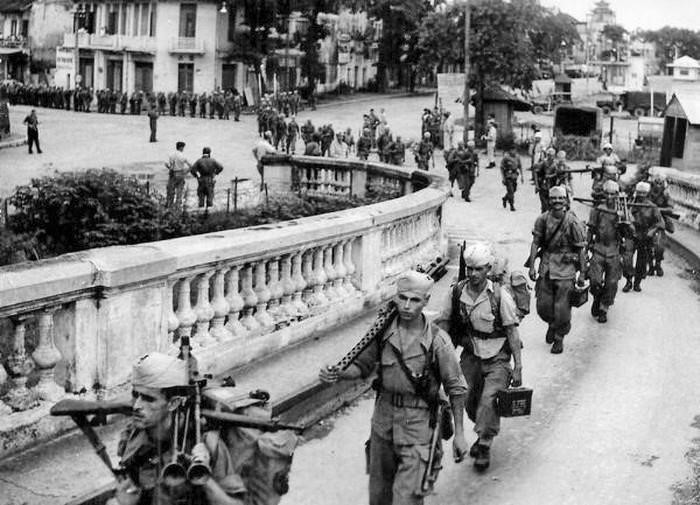 Les derniers soldats français traversèrent le pont Long Bien en direction de Hai Phong dans l’après-midi du 9 octobre 1954. Photo d’archives/VNA. image-1.jpg