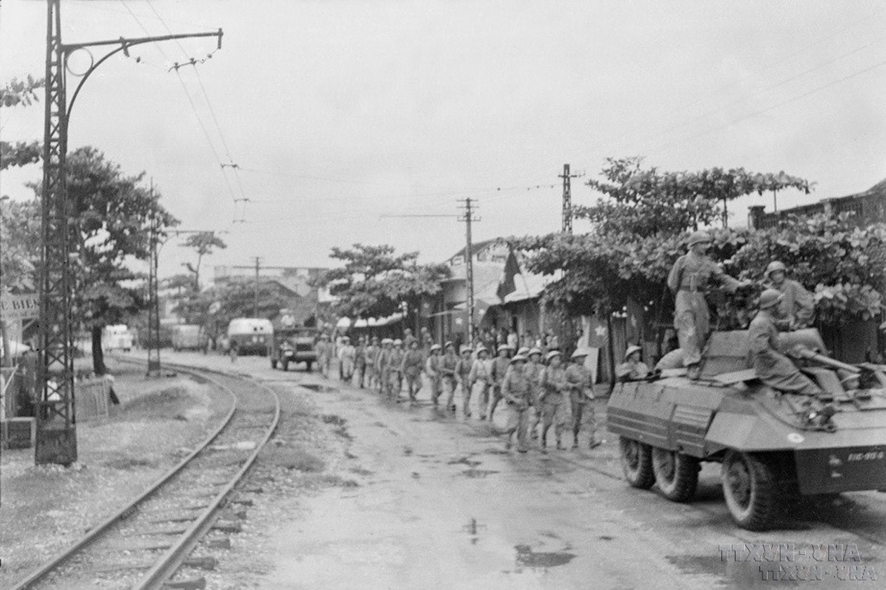Au fur et à mesure du retrait des troupes françaises, le Régiment de la capitale avança depuis O Cau Giay pour reprendre le contrôle des quartiers de Hanoï, le 9 octobre 1954. Photo d’archives/VNA. image-5.jpg