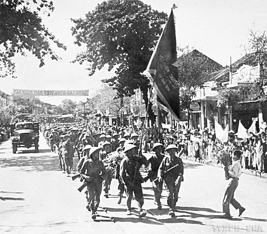 Les habitants accueillirent chaleureusement les forces de l’Armée populaire du Vietnam venues reprendre le contrôle de Ha Dong (6 octobre 1954). Photo d’archives/VNA. image-2.jpg