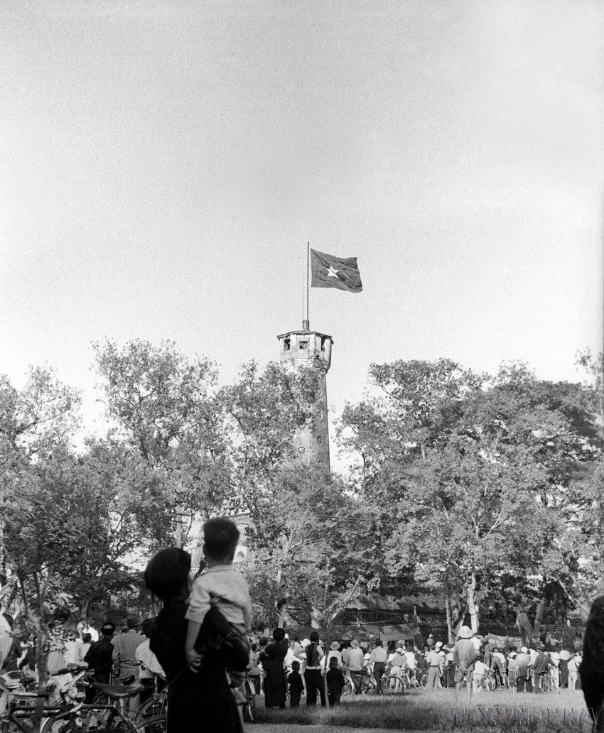 Les habitants se tournèrent vers le drapeau national flottant au sommet du Mât du drapeau de Hanoï, symbole de la liberté retrouvée, le 10 octobre 1954. Photo d’archives/VNA. image-20.jpg