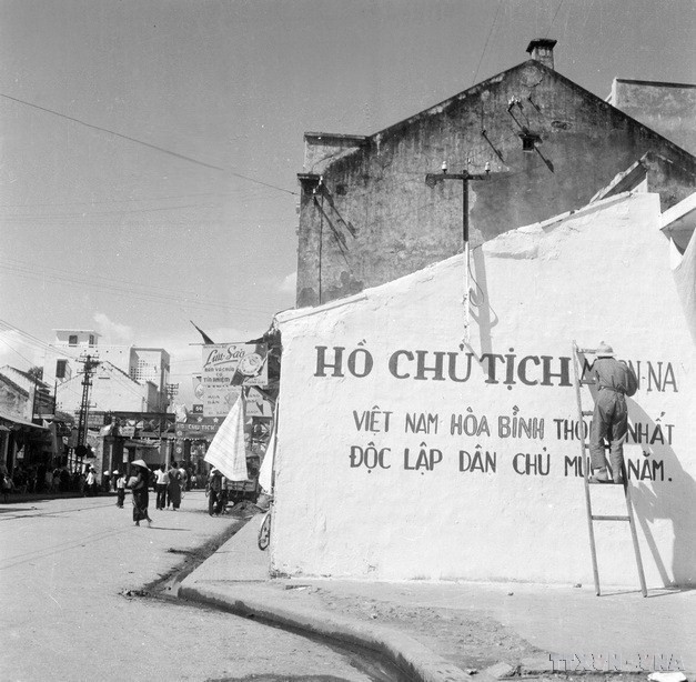 Les habitants écrivirent des banderoles pour saluer les soldats libérateurs de la capitale (1954). Photo d’archives/VNA. image-7.jpg