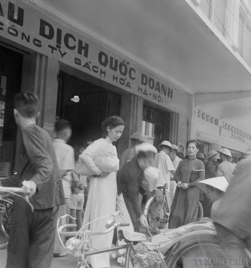 Les habitants firent leurs achats dans les magasins d’État après la libération de la capitale (1954). Photo d’archives/VNA. image-23.jpg