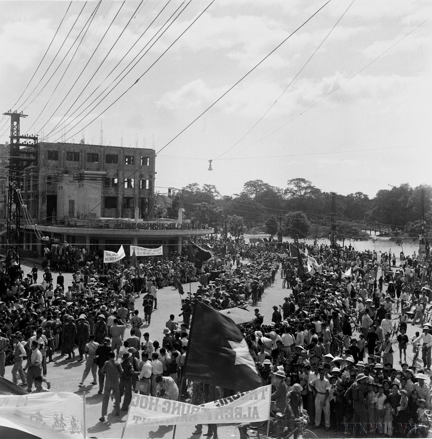 Les unités de la Division 308 (aujourd’hui Division 308, Armée des Pionniers) arrivèrent au carrefour du lac Hoan Kiem (actuelle place Dong Kinh Nghia Thuc), le 10 octobre 1954, sous les applaudissements de dizaines de milliers d’habitants. Photo d’archives/VNA. image-15.jpg