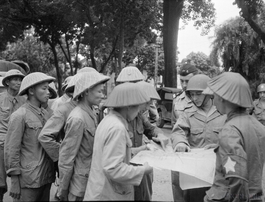 Les soldats de l’Armée populaire du Vietnam reprirent les bâtiments administratifs des mains des troupes françaises, le 9 octobre 1954. Photo d’archives/VNA. image-11.jpg