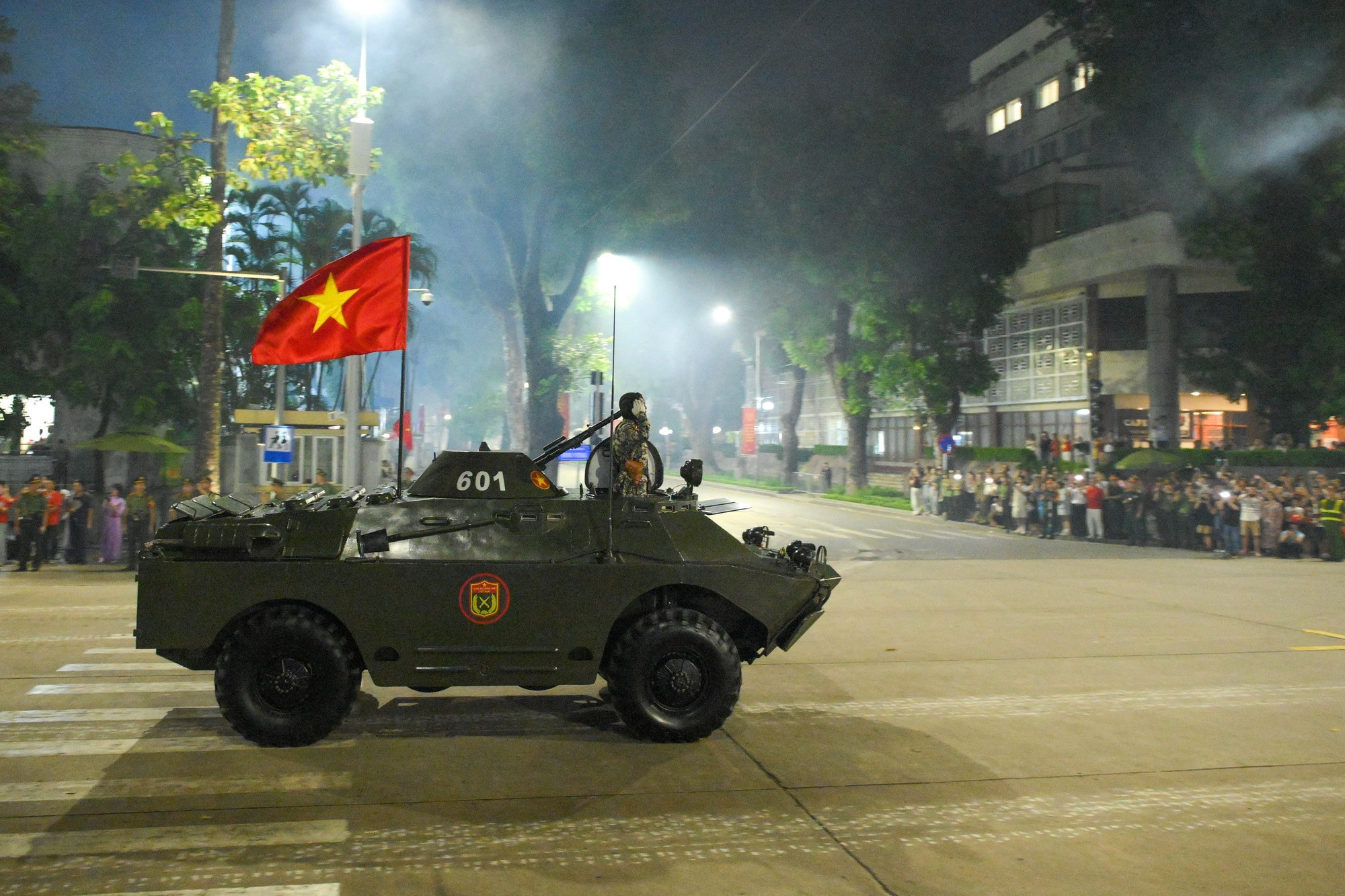 Les unités de matériels militaires quittent la place Ba Dinh. 10c.jpg