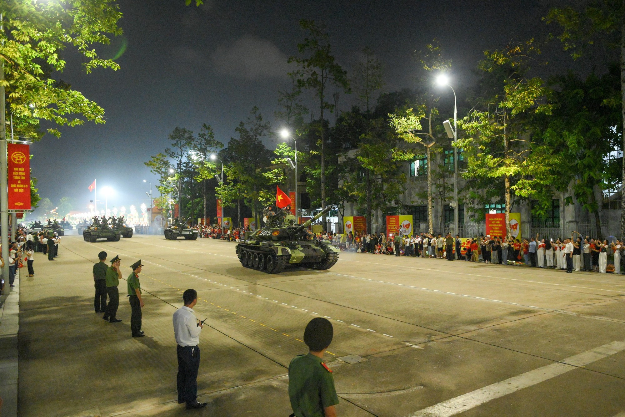 Les unités de matériels militaires quittent la place Ba Dinh. 10a.jpg