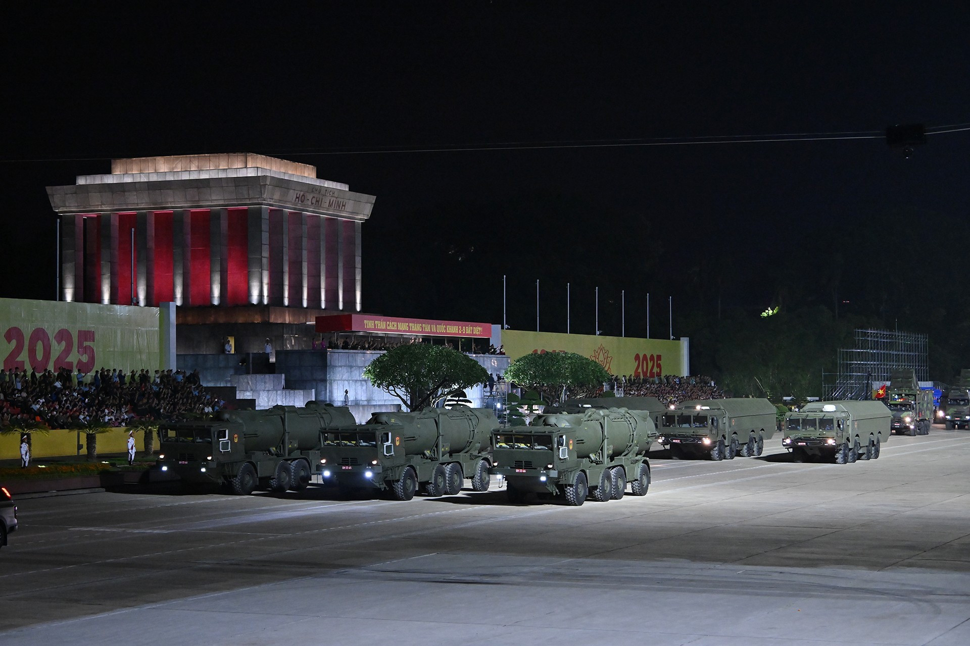 Les unités de matériels militaires participent à la répétition générale sur la place Ba Dinh. 4d.jpg