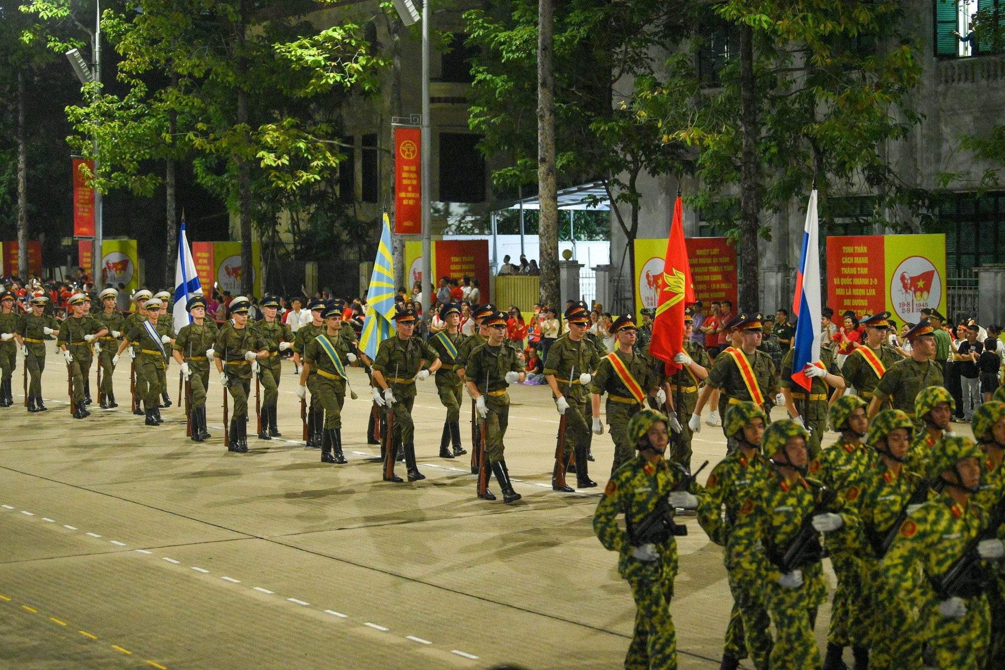Les forces armées de la Russie, du Laos et du Cambodge participent au défilé militaire. 7a.jpg
