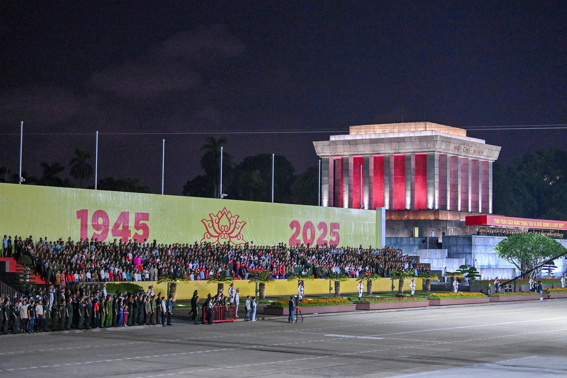 Les habitants de la capitale se rendent à la répétition conjointe sur la place Ba Dinh, à Hanoi, capitale vietnamienne. 1.jpg