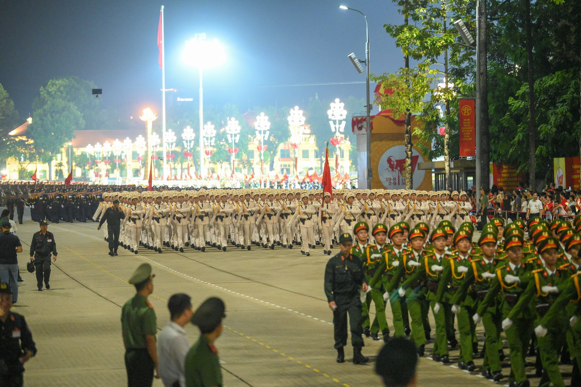 Les formations du défilé militaire et civil traversent la place Ba Dinh 6.jpg