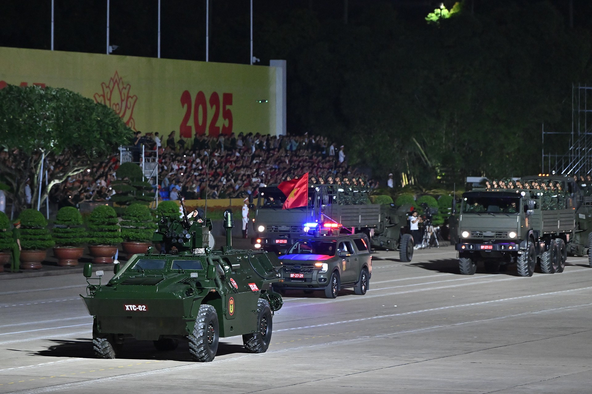 Les unités de matériels militaires participent à la répétition générale sur la place Ba Dinh. 4b.jpg