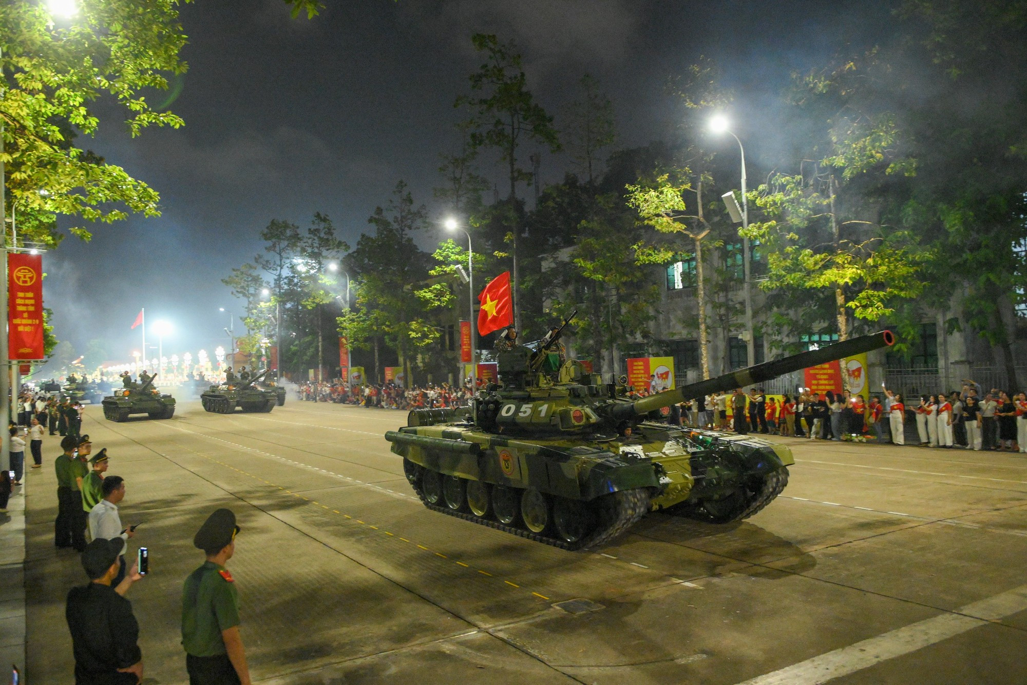 Les unités de matériels militaires quittent la place Ba Dinh. 10b.jpg