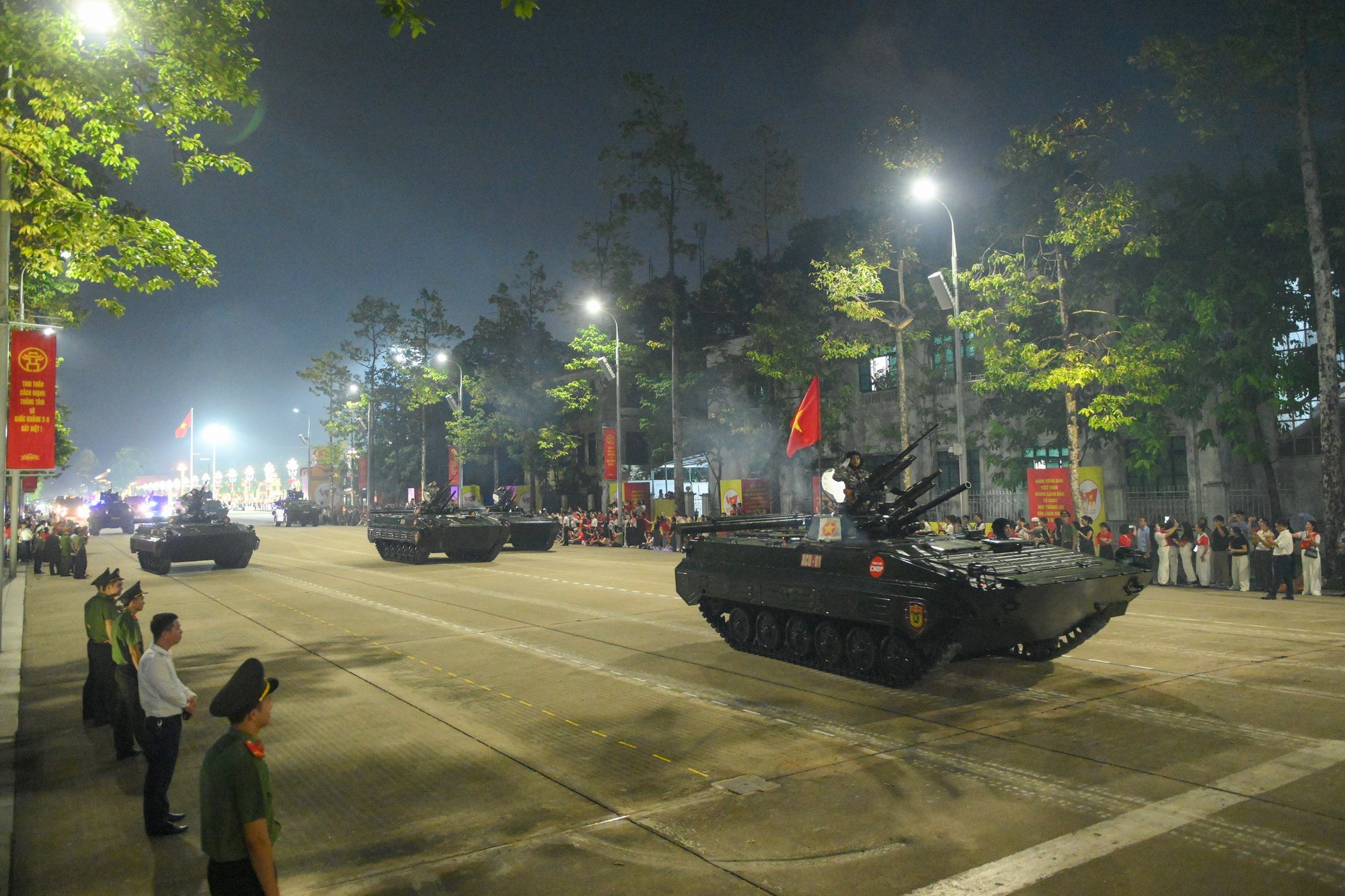 Les unités de matériels militaires quittent la place Ba Dinh. 10d.jpg