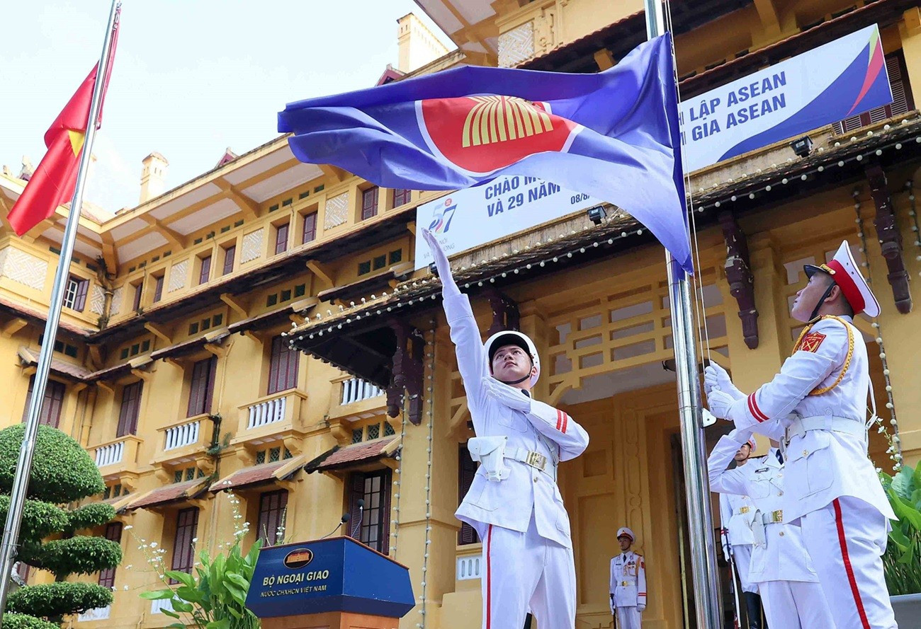 Cérémonie de levée du drapeau marquant le 57e anniversaire de l'ASEAN en août 2024 à Hanoï. Photo : VNA.