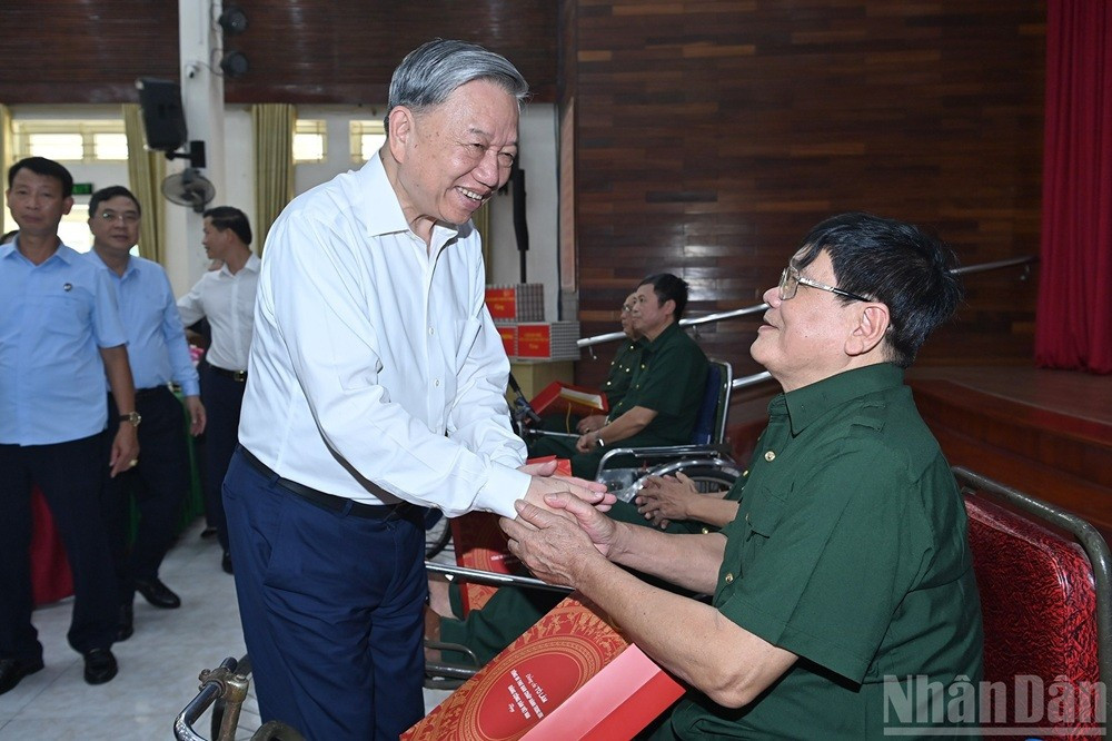 Le secrétaire général du Parti To Lam rend visite aux soldats blessés du Centre de soins pour invalides de guerre de Thuan Thanh (quartier de Ninh Xa, province de Bac Ninh). Photo : NDEL. a8-bnd-3793-1.jpg