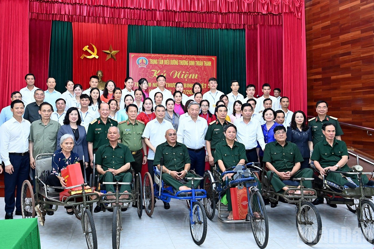 Le secrétaire général du Parti To Lam et les soldats blessés du Centre de soins pour invalides de guerre de Thuan Thanh (quartier de Ninh Xa, province de Bac Ninh). Photo : NDEL.