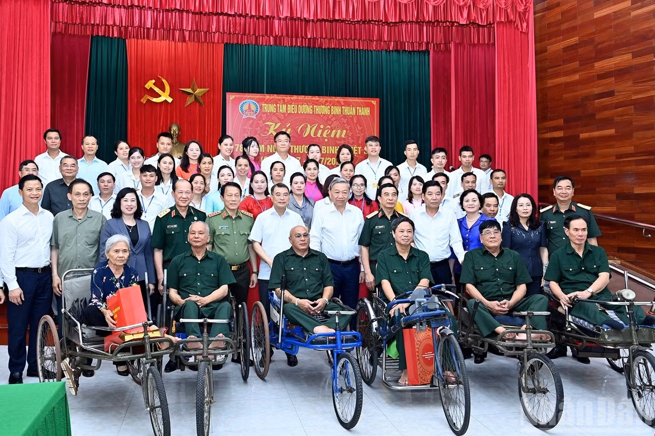 Le secrétaire général du Parti To Lam et les soldats blessés du Centre de soins pour invalides de guerre de Thuan Thanh (quartier de Ninh Xa, province de Bac Ninh). Photo : NDEL.