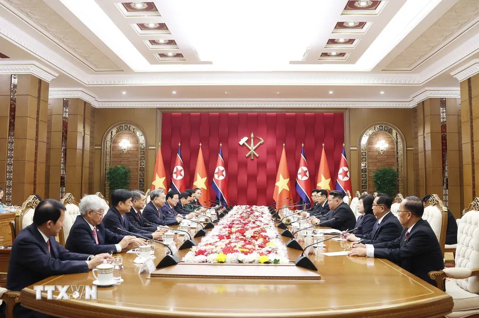 Panorama de l'entretien entre les deux dirigeants. Photo : VNA. ttxvn-tong-bi-thu-to-lam-hoi-dam-voi-tong-bi-thu-chu-tich-quoc-vu-chdcnd-trieu-tien-kim-jong-un-6-94243002652358538095920.png