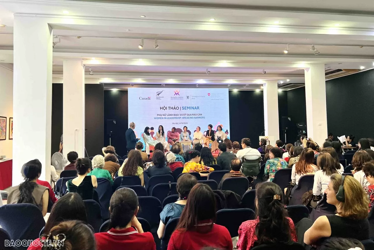 Le séminaire « Femmes dirigeantes : surmonter les obstacles » à Hanoï. Photo : Baoquocte. truyen-cam-hung-de-phu-nu-vuot-rao-can-phat-huy-tiem-nang-va-theo-duoi-dam-me-20251008130713.png