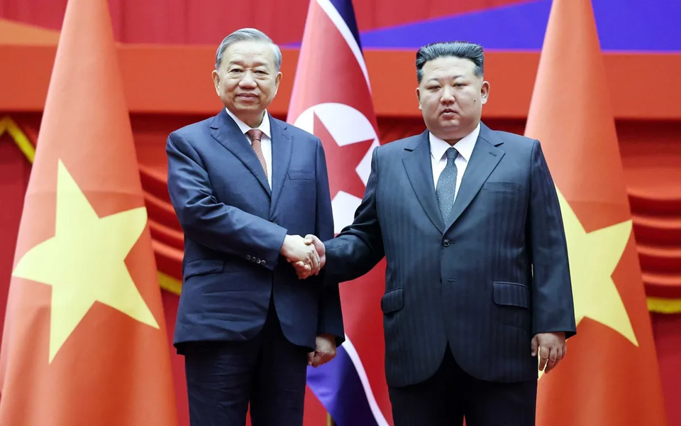 Le secrétaire général du Parti communiste du Vietnam (PCV), To Lam (à gauche), et le secrétaire général du Parti du Travail de Corée et président de la Commission des affaires d’État de la République populaire démocratique de Corée (RPDC), Kim Jong Un. Photo : VNA. a3-75090198135159356749002-39131890862809763095878.png