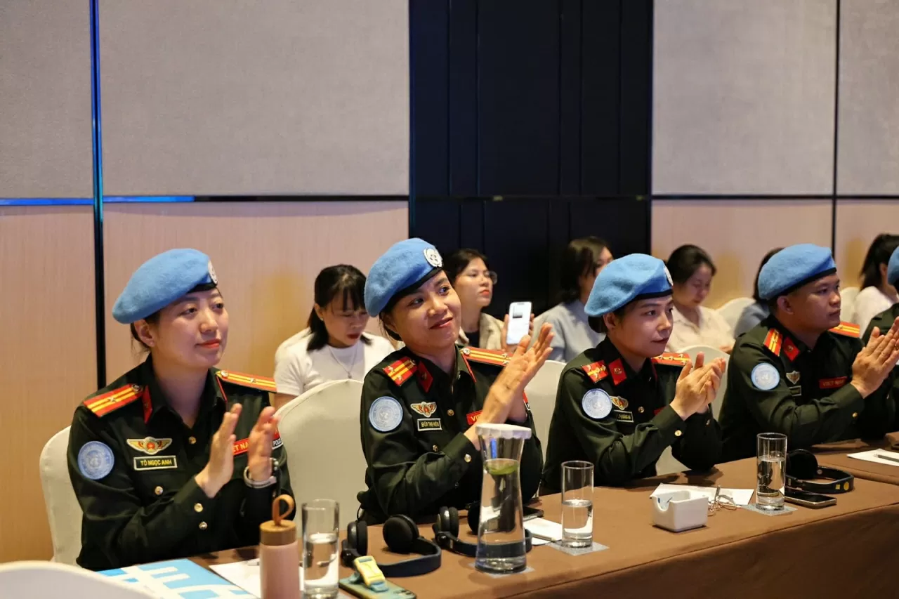Des officières de police participant au Forum international intitulé “Renforcer la participation des policières aux opérations de maintien de la paix des Nations unies – Expériences internationales et vietnamiennes”, tenu le 12 juin à Hanoi. Photo : ONU Femmes. nang-cao-vai-tro-cua-nu-si-quan-cong-an-nhan-dan-viet-nam-trong-cac-hoat-dong-gin-giu-hoa-binh-quoc-te-20250612164731.png