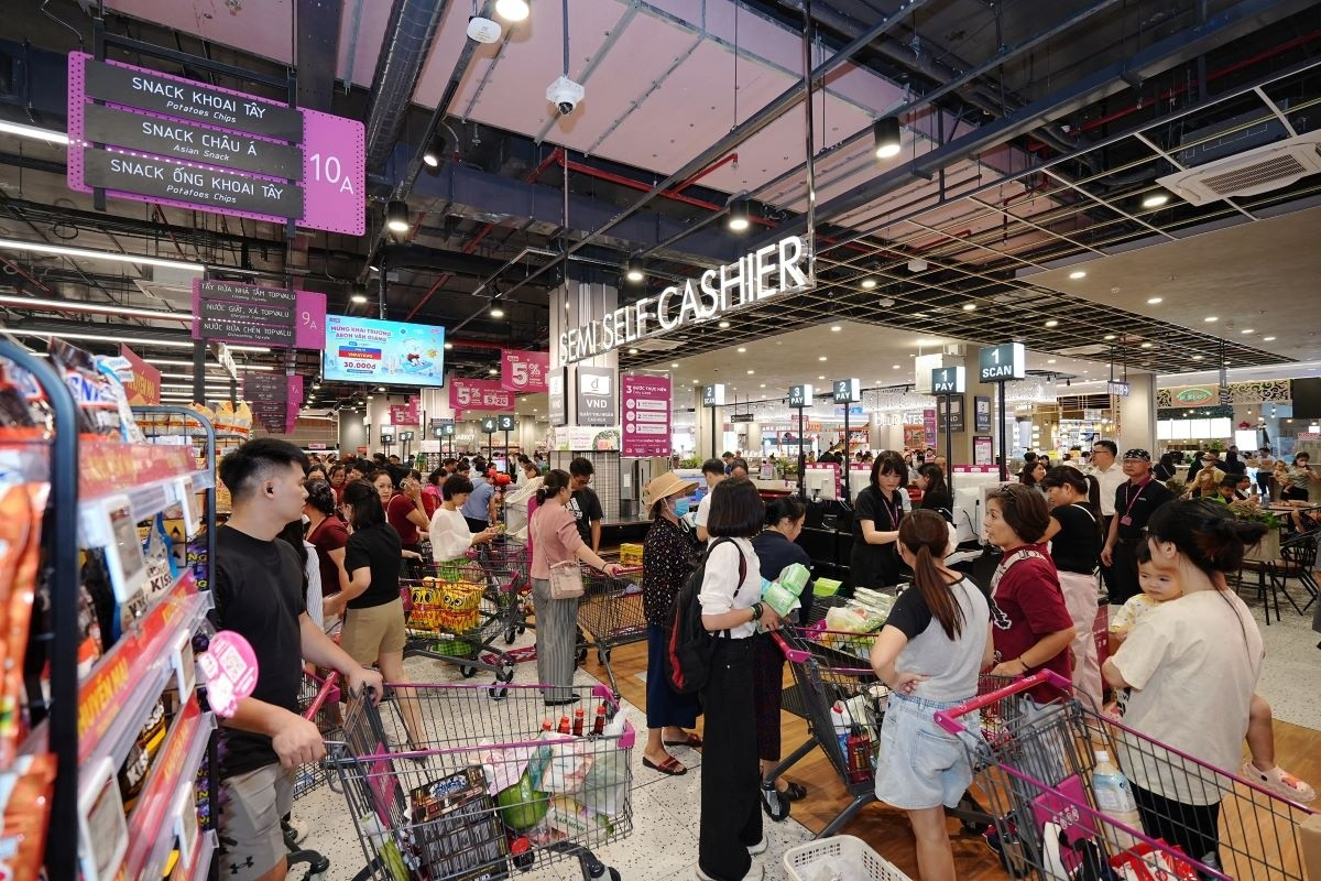 À l’occasion de l’inauguration, de nombreux visiteurs se sont rendus au supermarché AEON Van Giang pour faire leurs achats et découvrir les lieux. Photo : Thoibaonganhang. 1620251002173454.jpg