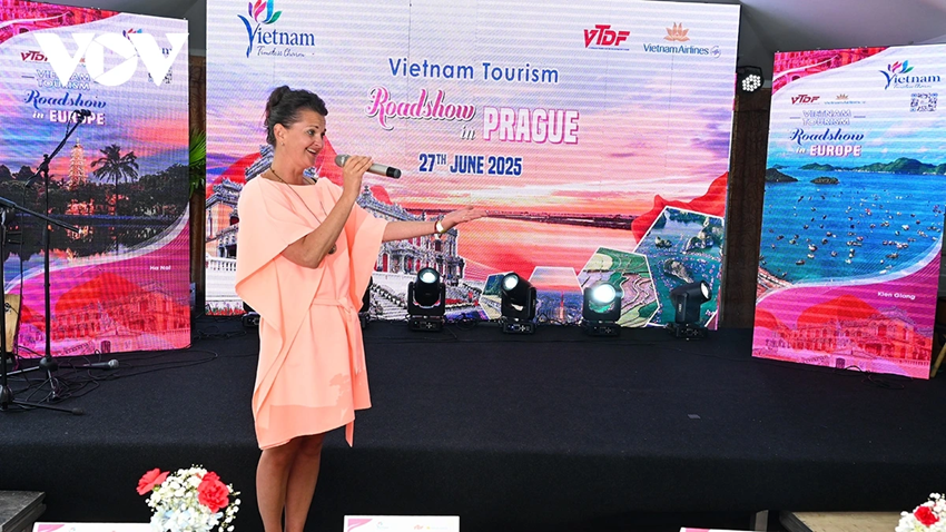 La soprano Jana Ryklova interprète la chanson « Sông quê » en vietnamien. Photo : VOV. am-thuc-viet-tai-sec-3.png