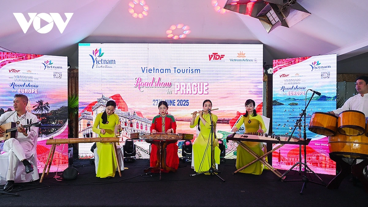 L’événement « Vietnam Tourism Roadshow in Europe » attire l’attention particulière d’un large public de visiteurs. Photo : VOV.