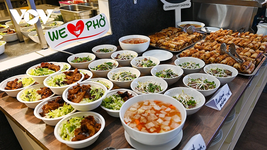 Le pho séduit les convives. Photo : VOV. am-thuc-viet-tai-sec-1.png