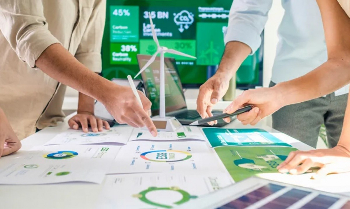 Les emplois verts exigent de nouvelles compétences en technologies et en innovation pour favoriser une économie à faibles émissions. Photo d’illustration : Nhipsongdoanhnghiep. screenshot-2025-05-29-14183820250529141901.jpg