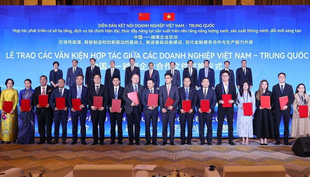 Lors du Forum de connexion d'affaires Vietnam – Chine, le Premier ministre Pham Minh Chinh et les délégués assistent à la cérémonie de signature de neuf protocoles d’accord de coopération entre les entreprises des deux pays. Photo : VGP. thu-tuong-va-cac-dai-bieu-da-chung-kien-le-trao-9-bien-ban-ghi-nho-hop-tac-giua-cac-doanh-nghiep-hai-nuoc-1750987494060891700539.jpg