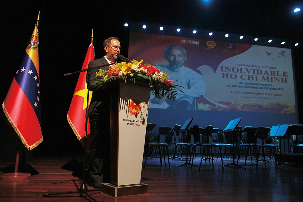 Le ministre vénézuélien des Affaires étrangères, Yvan Gil, s’exprime lors de la célébration du 135ᵉ anniversaire de la naissance du Président Hô Chi Minh au Venezuela. Photo : ambassade du Vietnam au Venezuela.