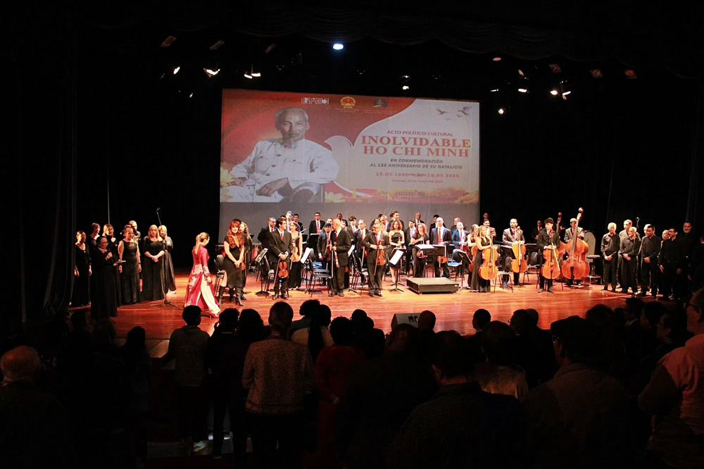 Le spectacle artistique spécial “Pour toujours Hô Chi Minh” est organisé au théâtre national Amador Bendayán, avec la participation de nombreux artistes de premier plan et de l’Orchestre symphonique national du Venezuela. Photo : ambassade du Vietnam au Venezuela. toan-canh-chuong-trinh-nghe-thuat-dat-biet-mai-mai-ho-chi-minh20250821072338.png