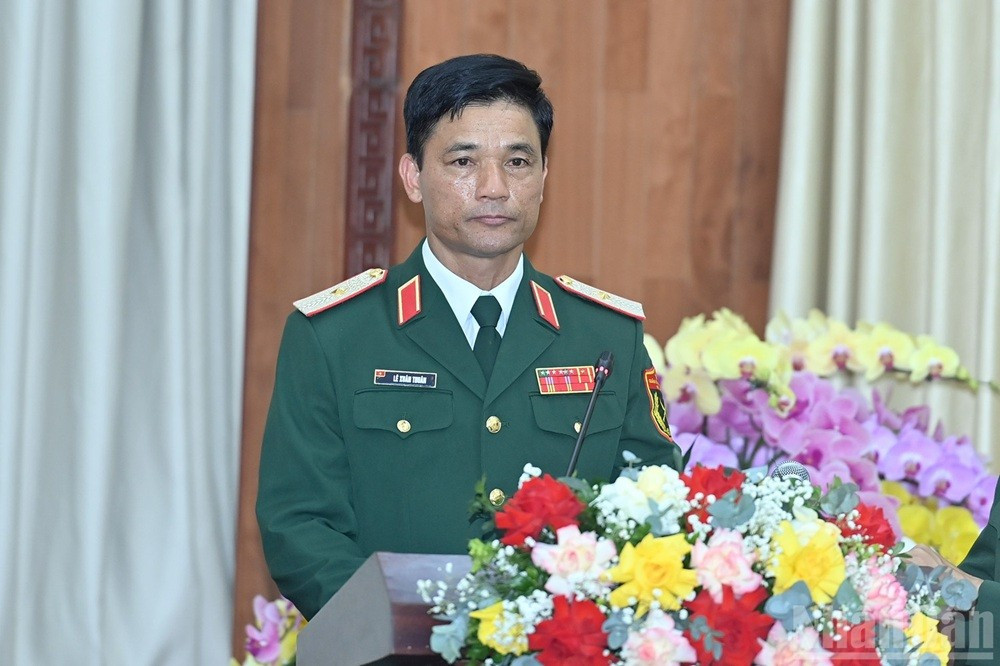 Le général de brigade Le Xuan Thuan, commandant du Corps d’armée 12, présente un rapport. 8.jpg