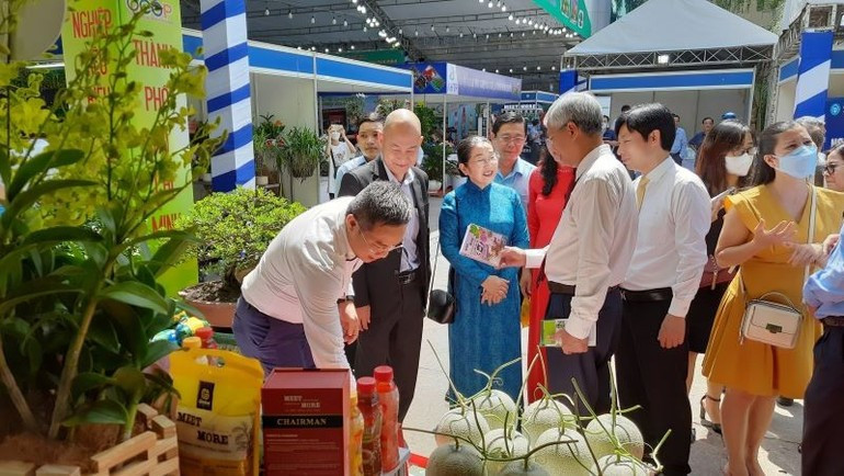 Des agriculteurs de Ho Chi Minh-Ville exposent des produits agricoles issus des technologies de pointe. Photo : Cao Tan. image-6.jpg