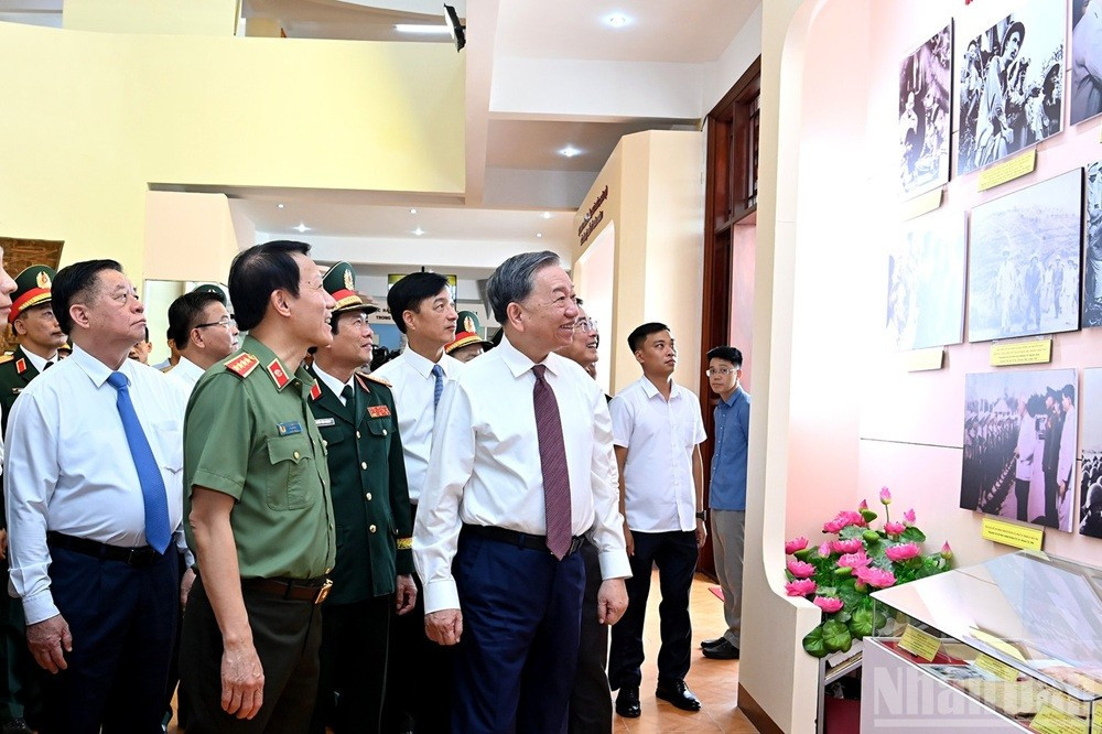 Le secrétaire général To Lam et les délégués visitent la salle des traditions du Corps d’armée 12. 13.jpg